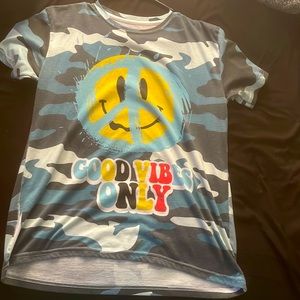 This is a happy face good vibes only shirt